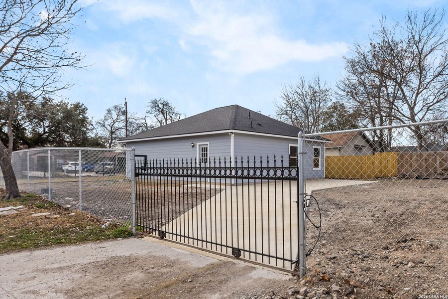 Exterior details and patio area of a home in , San Antonio (Image 18).