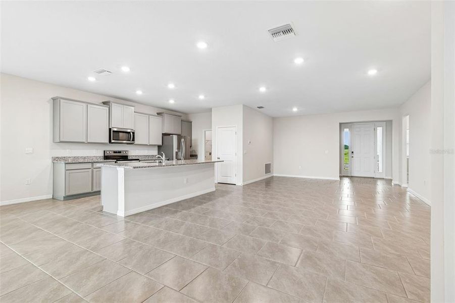 Spacious, unfurnished interior of a new home in Mirada, San Antonio (Image 17).