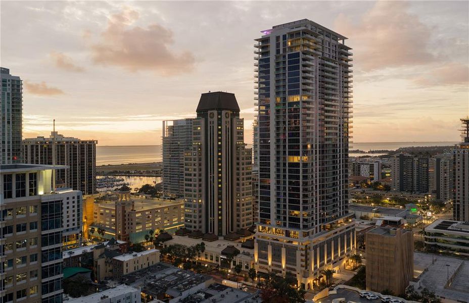 Condo located in St. Petersburg, FL showcasing its design and architecture (Image 7).