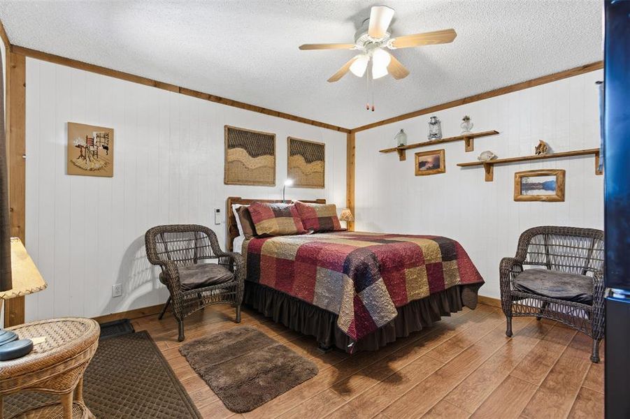 Guest Suite with private Bathroom, Walk-in Closet and entrance. Guest Suite with private Bathroom, Walk-in Closet and entrance.