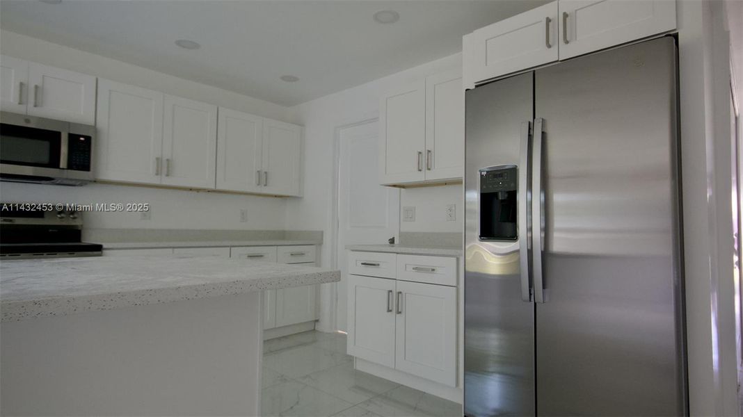 Spacious, unfurnished interior of a new home in , Fort Myers (Image 6).