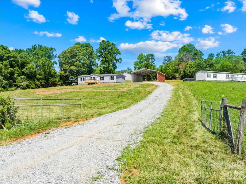 Natural landscape and outdoor views near in Hickory (Image 31). Natural landscape and outdoor views near in Hickory (Image 31).