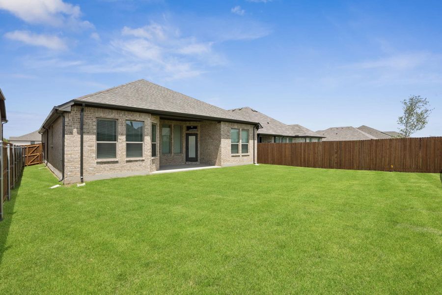 Exterior details and patio area of a home in Las Lomas, Forney (Image 3).