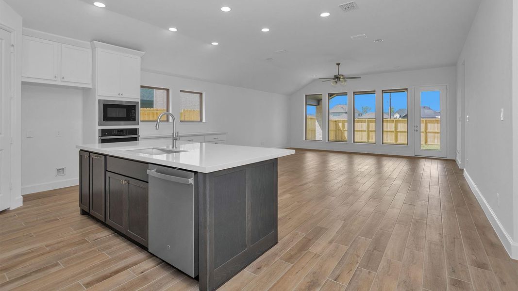 Furnished interior view inside a new home in Sienna, Missouri City (Image 8).