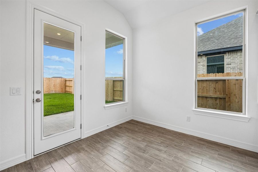 Spacious, unfurnished interior of a new home in Lago Mar, Texas City (Image 28).