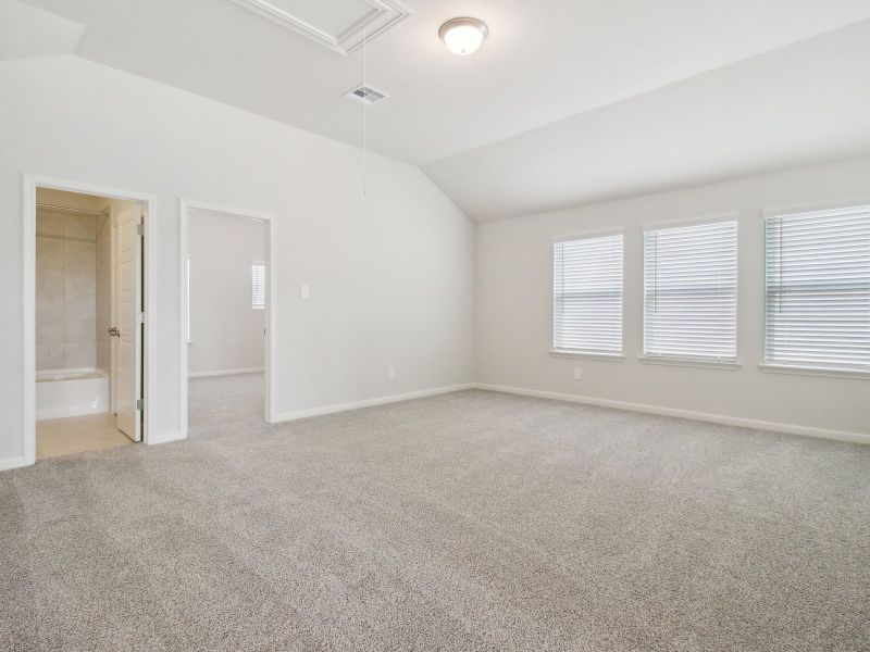 Spacious, unfurnished interior of a new home in Arcadia Ridge - Classic Series, San Antonio (Image 16).