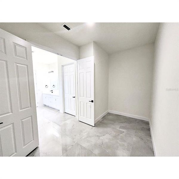 Spacious, unfurnished interior of a new home in , Port Charlotte (Image 12).