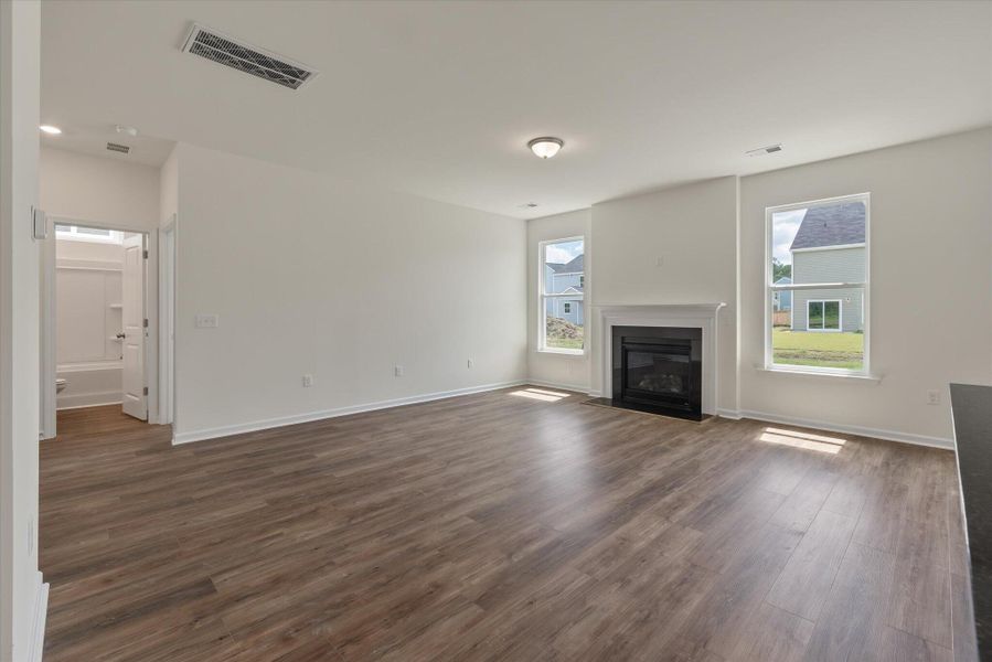 Spacious, unfurnished interior of a new home in Oakley Pointe, Moncks Corner (Image 28).