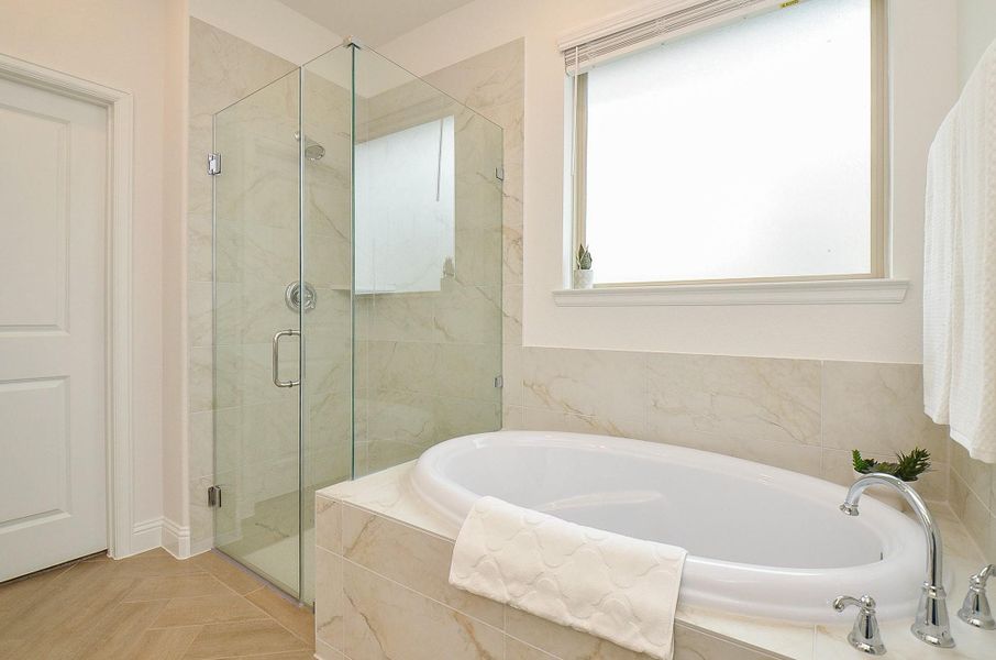 Furnished interior view inside a new home in Sienna 40', Missouri City (Image 6).