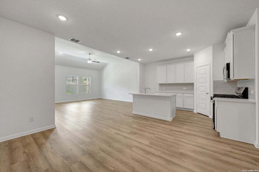 Spacious, unfurnished interior of a new home in Mesquite Ridge, San Antonio (Image 30).