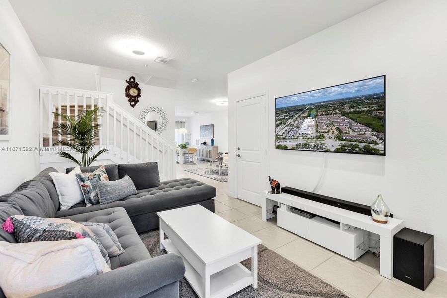 Furnished interior view inside a new home in , Pembroke Pines (Image 7).