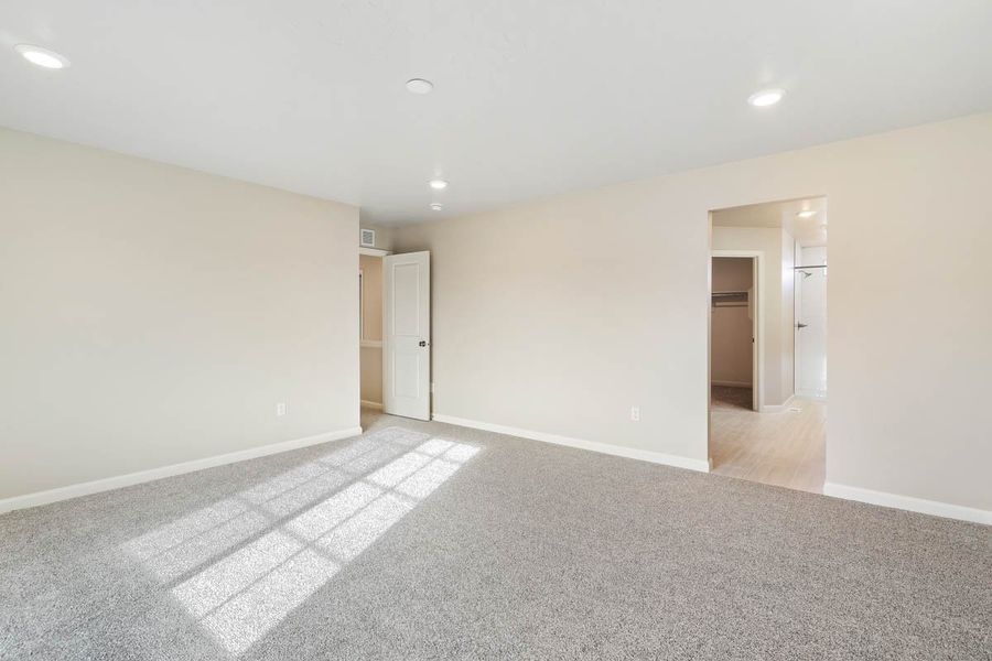 Spacious, unfurnished interior of a new home in Thompson River Ranch, Johnstown (Image 22).