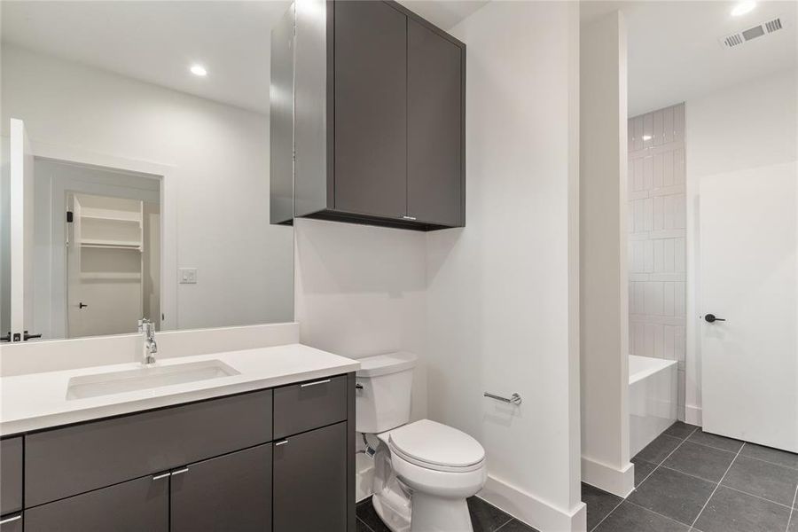 Furnished interior view inside a new home in , Dallas (Image 18).