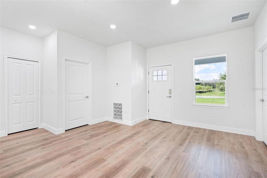 Spacious, unfurnished interior of a new home in , Ocala (Image 33).