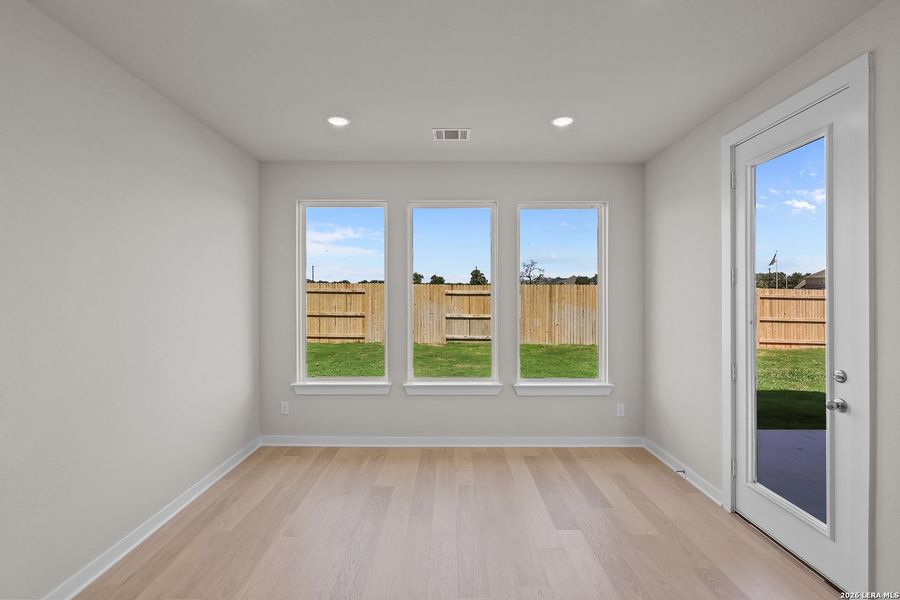 Spacious, unfurnished interior of a new home in Buffalo Crossing, Cibolo (Image 24).