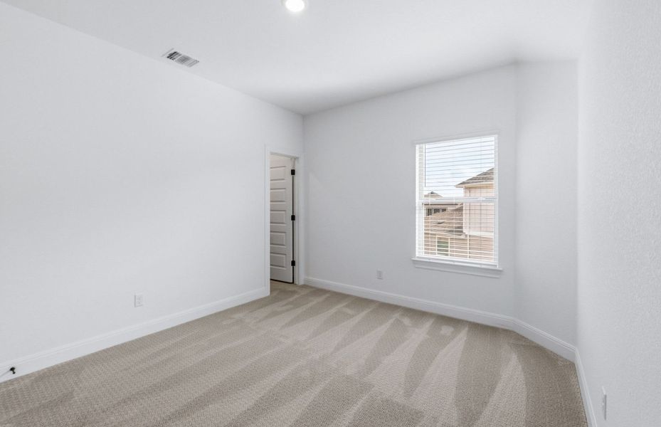 Spacious, unfurnished interior of a new home in Santa Rita Ranch, Liberty Hill (Image 38).
