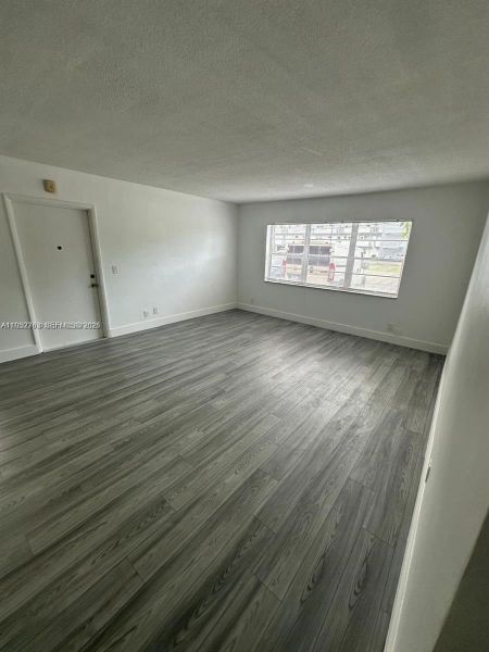 Spacious, unfurnished interior of a new home in , Hallandale Beach (Image 10).