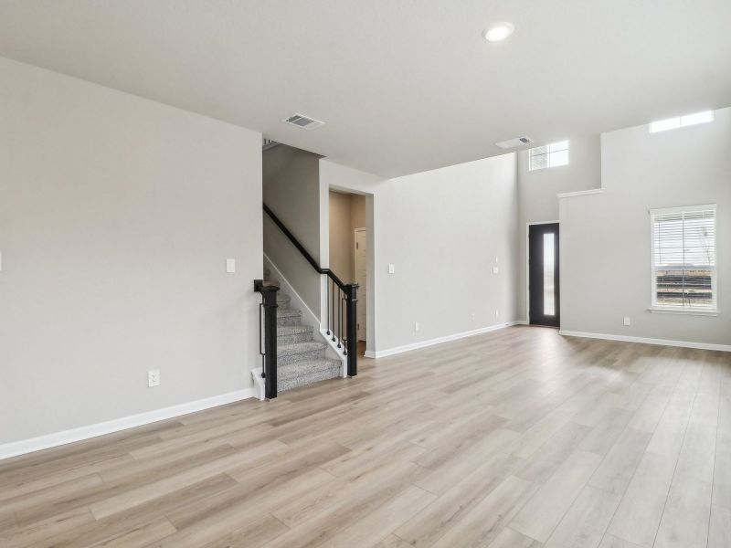 Spacious, unfurnished interior of a new home in Royal Crest, San Antonio (Image 16).