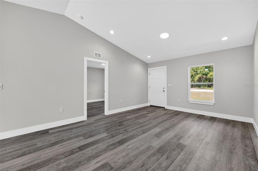 Spacious, unfurnished interior of a new home in , Dunnellon (Image 13).