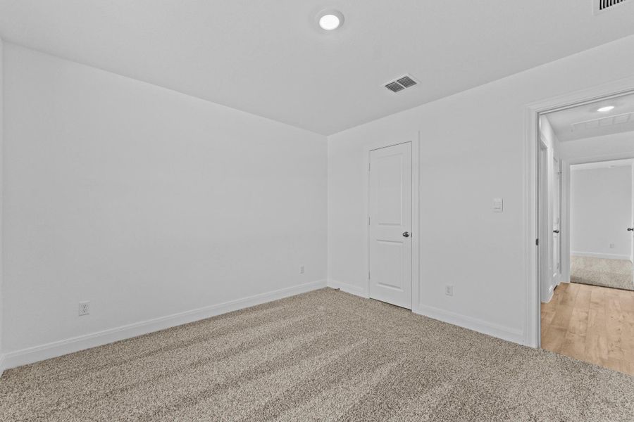 Spacious, unfurnished interior of a new home in Railhead, Cedar Creek (Image 21).