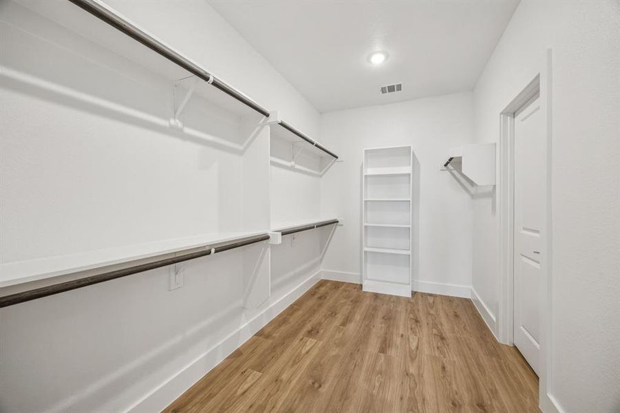 Spacious, unfurnished interior of a new home in Dove Hollow, Waxahachie (Image 25). Spacious, unfurnished interior of a new home in Dove Hollow, Waxahachie (Image 25).