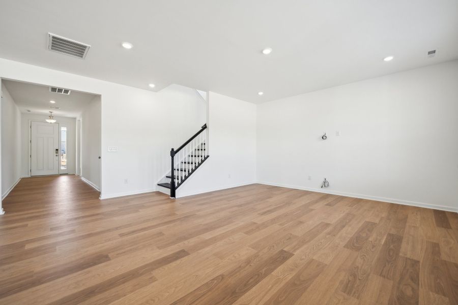 Spacious, unfurnished interior of a new home in The Coves on Lake Wylie, Charlotte (Image 12).