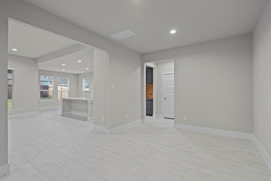 Spacious, unfurnished interior of a new home in Barton Creek Ranch, Conroe (Image 15). Spacious, unfurnished interior of a new home in Barton Creek Ranch, Conroe (Image 15).
