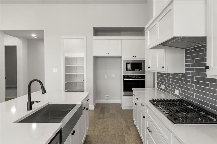 14. 320 Bee Balm - Kitchen (3)