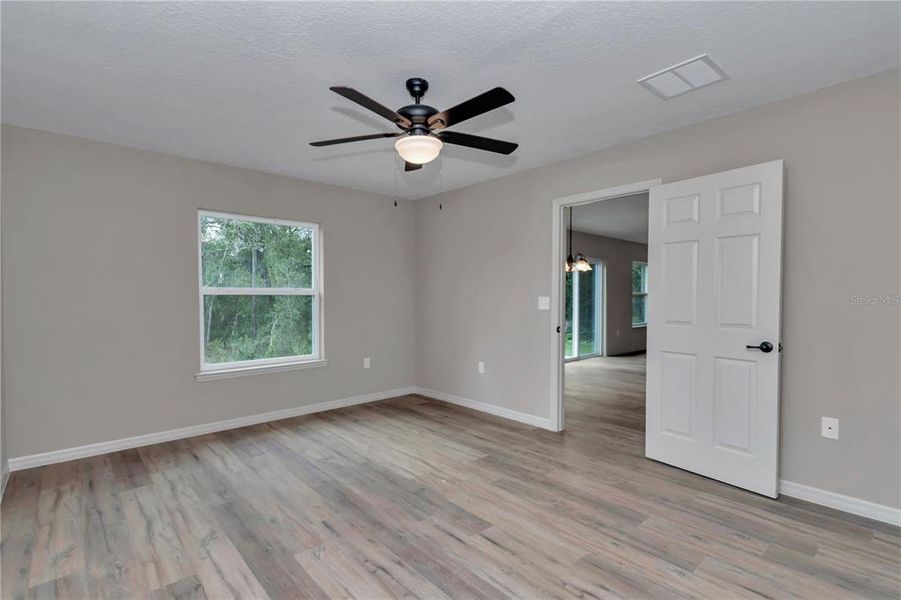 Spacious, unfurnished interior of a new home in Marion Oaks, Ocala (Image 12).