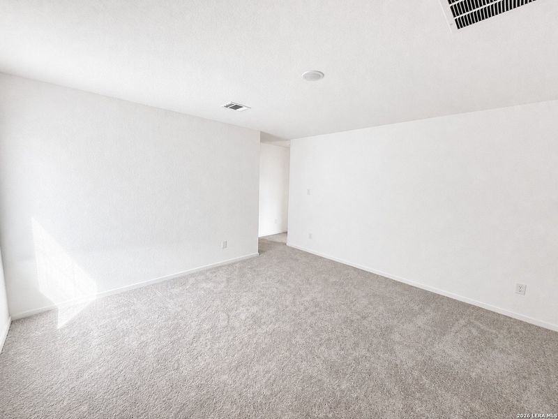 Spacious, unfurnished interior of a new home in Sapphire Grove, San Antonio (Image 10).