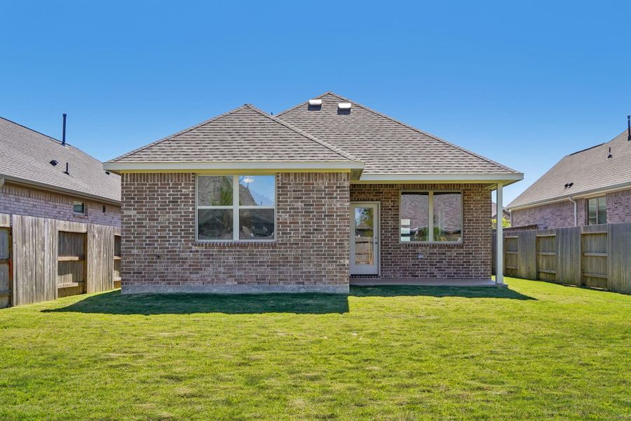 Exterior details and patio area of a home in Evergreen 40', Conroe (Image 19).