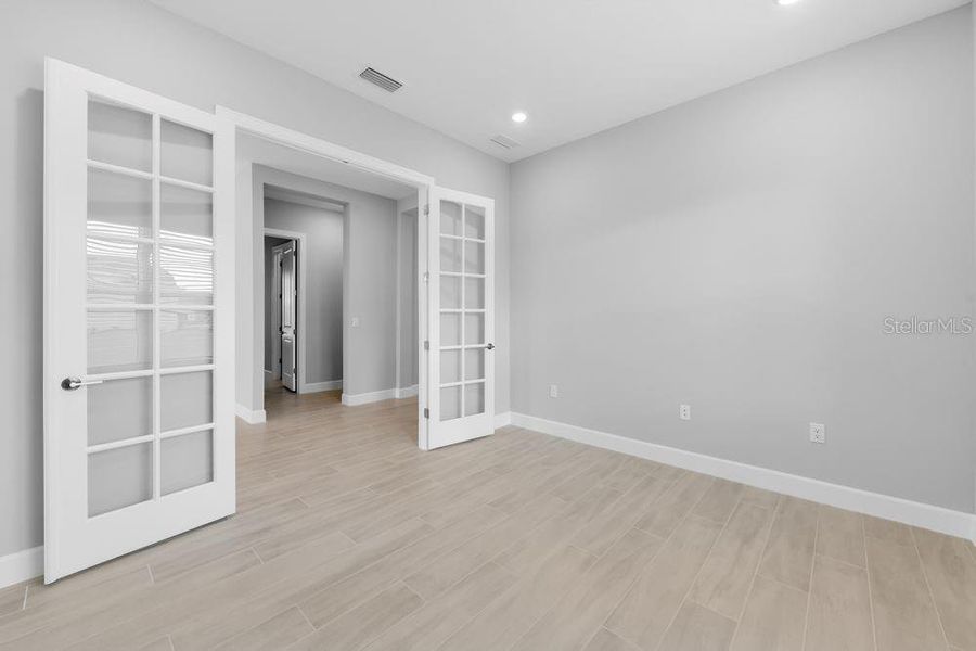 Spacious, unfurnished interior of a new home in Esplanade at Azario Lakewood Ranch, Bradenton (Image 18).