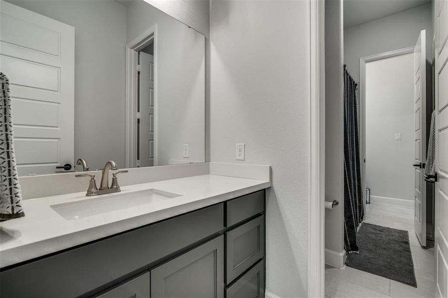 Secondary bathroom. Secondary bathroom.