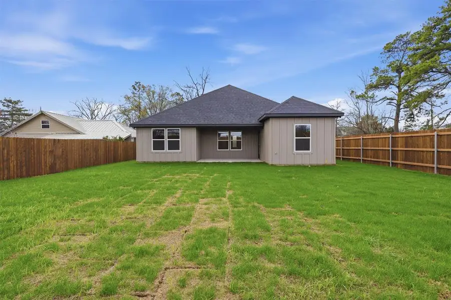 Exterior details and patio area of a home in , Boyd (Image 3).