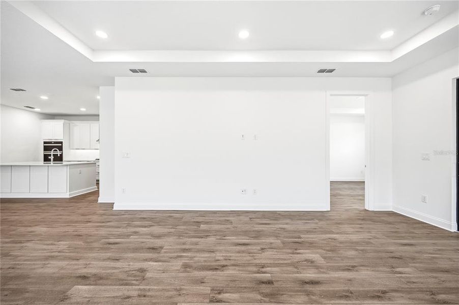 Spacious, unfurnished interior of a new home in , Apollo Beach (Image 16).