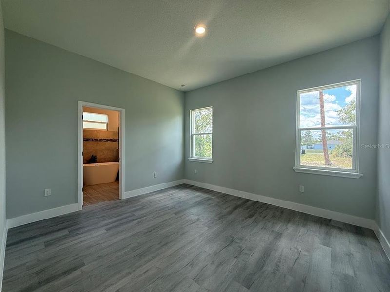 Spacious, unfurnished interior of a new home in , Ocala (Image 20).