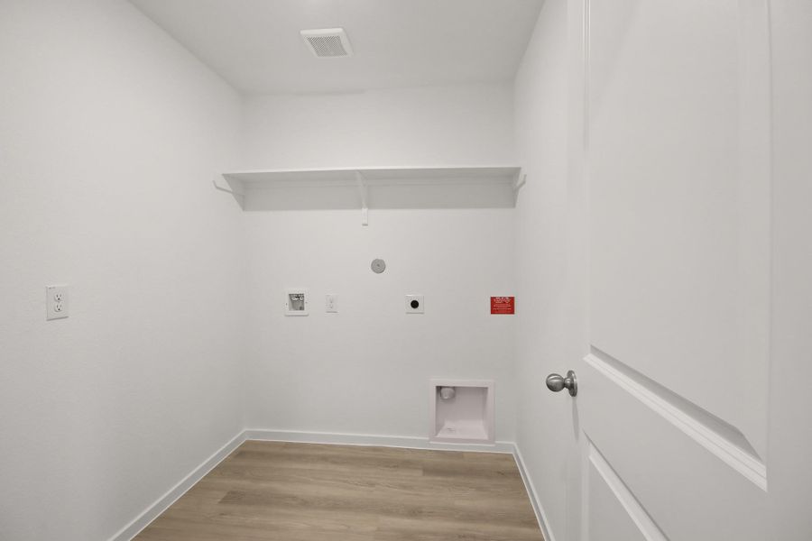 Spacious, unfurnished interior of a new home in Silverthorne, Conroe (Image 8). Spacious, unfurnished interior of a new home in Silverthorne, Conroe (Image 8).