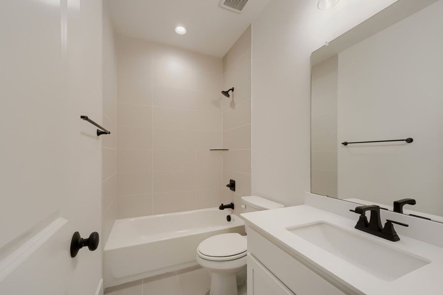 9904 Oak Glade - Full Bathroom