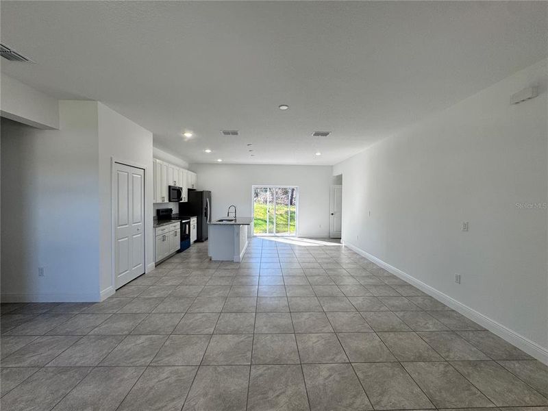 Spacious, unfurnished interior of a new home in , Citrus Springs (Image 30).