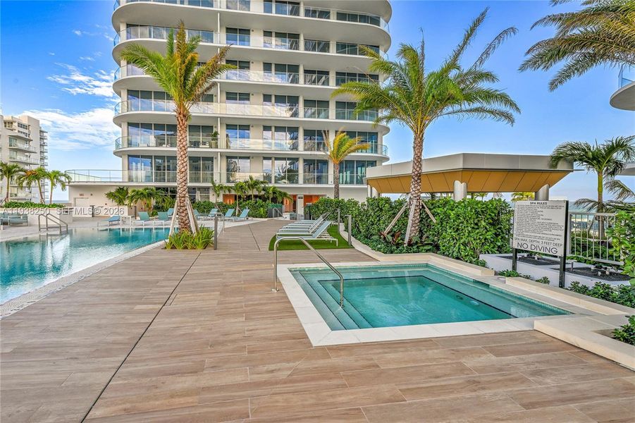 Condo located in Fort Lauderdale, FL showcasing its design and architecture (Image 5).