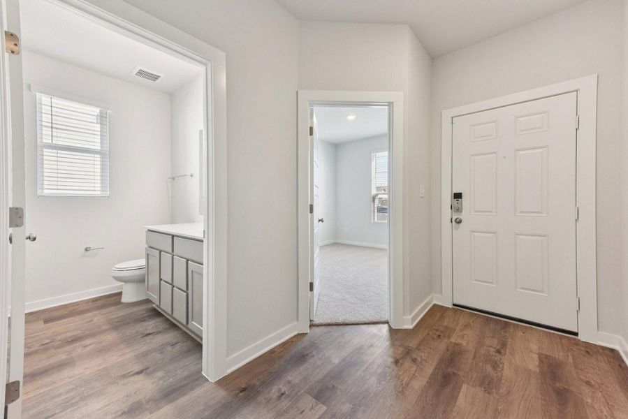 Spacious, unfurnished interior of a new home in Stallion Run, Buda (Image 28).