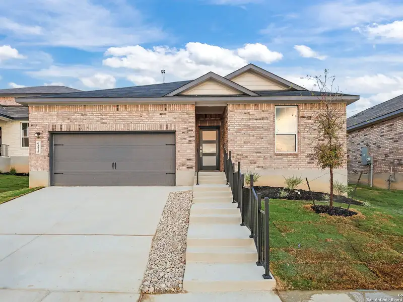 Exterior details and patio area of a home in Comanche Ridge, San Antonio (Image 2).