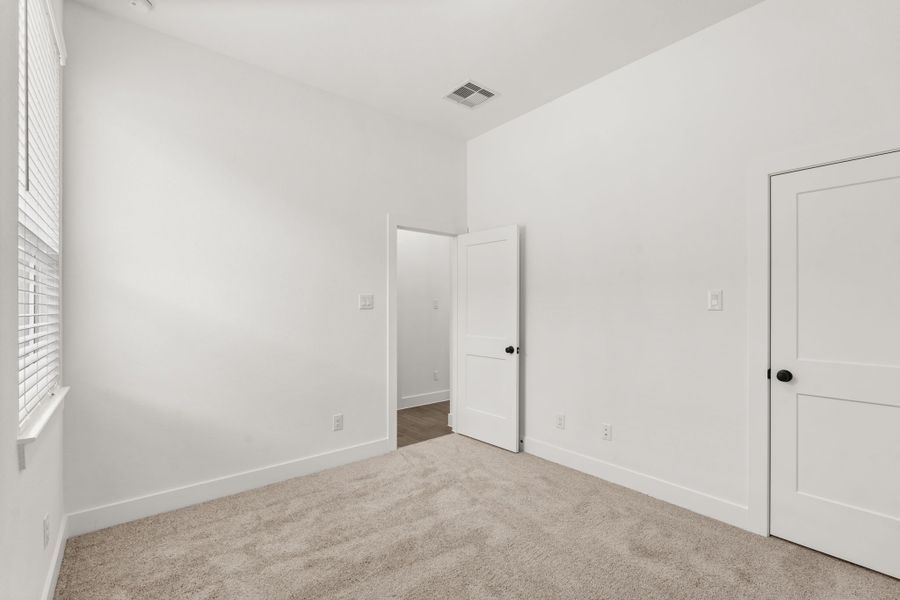 Spacious, unfurnished interior of a new home in Beacon Point, Texas City (Image 16).