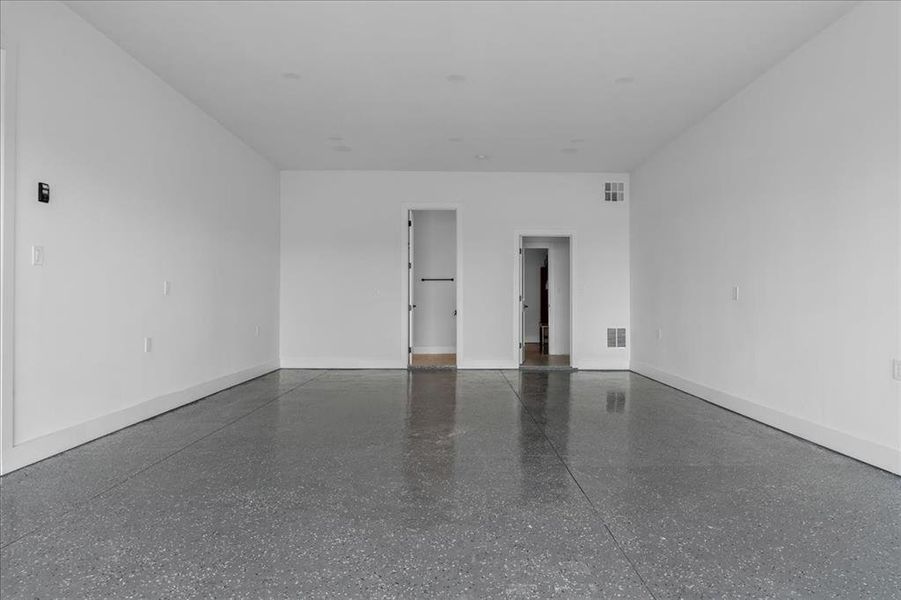 garage door opens to backyard, en suite bath and suana