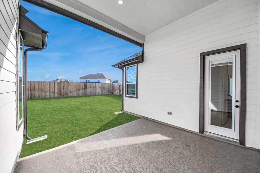Exterior details and patio area of a home in Beacon Point, Texas City (Image 32).
