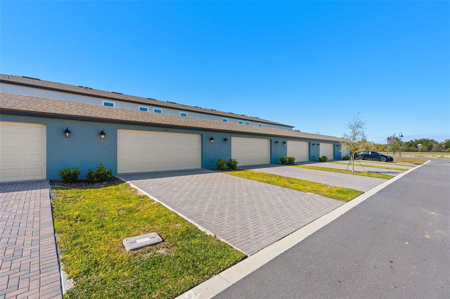 Exterior details and patio area of a home in , Apopka (Image 22).