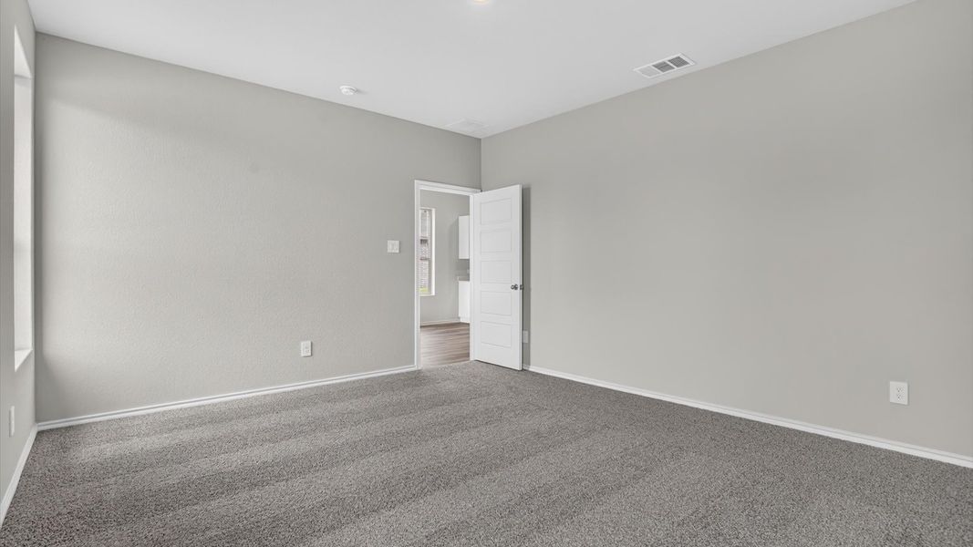 Spacious, unfurnished interior of a new home in Saratoga, Granbury (Image 18).