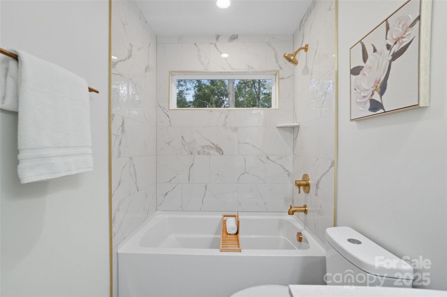 Full Bath - Upper of Hal