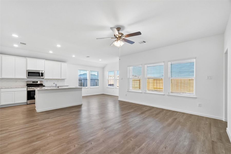Spacious, unfurnished interior of a new home in Rollingbrook Estates, Baytown (Image 25).