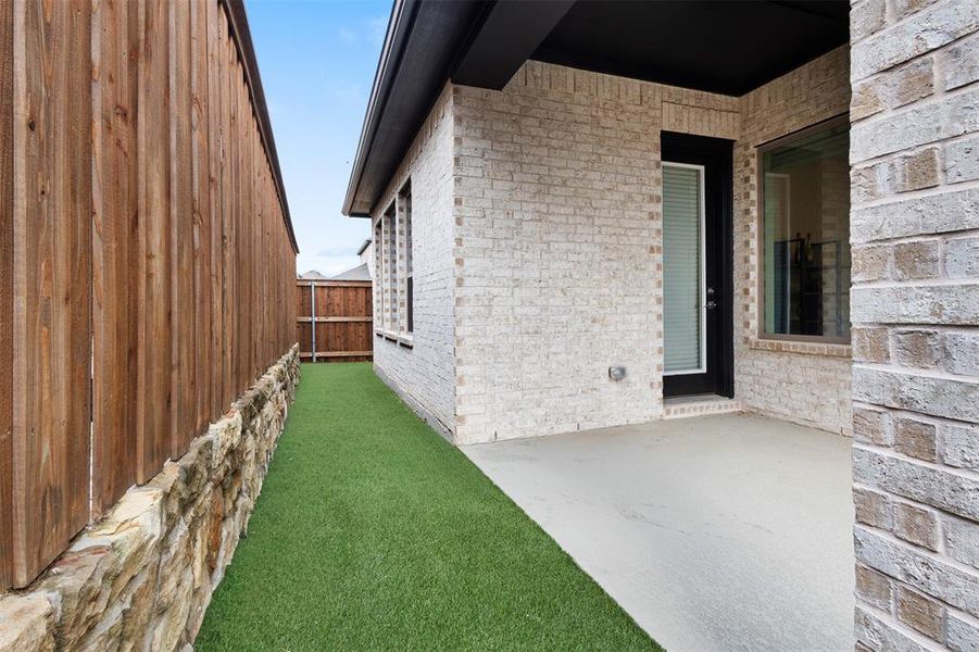Exterior details and patio area of a home in Parker Place, Lewisville (Image 3).